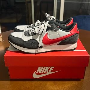 Nike MD Valiant Kids 5.5Y / Women’s 7. Gray and red. Good condition!